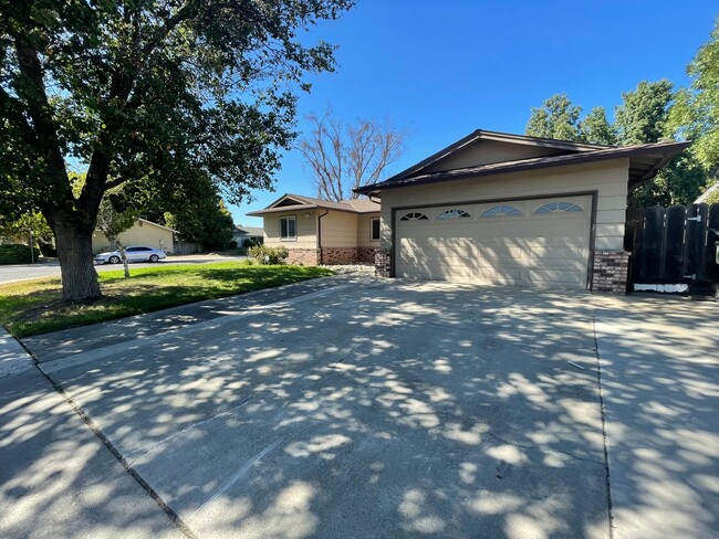 Building Photo - 3233 Nightingale Dr