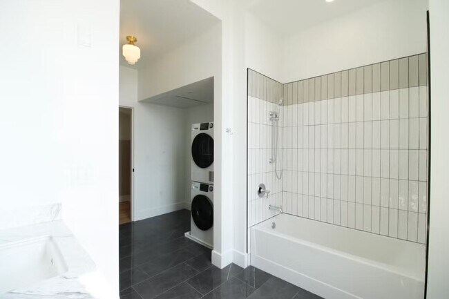 Building Photo - 30 W Broad St