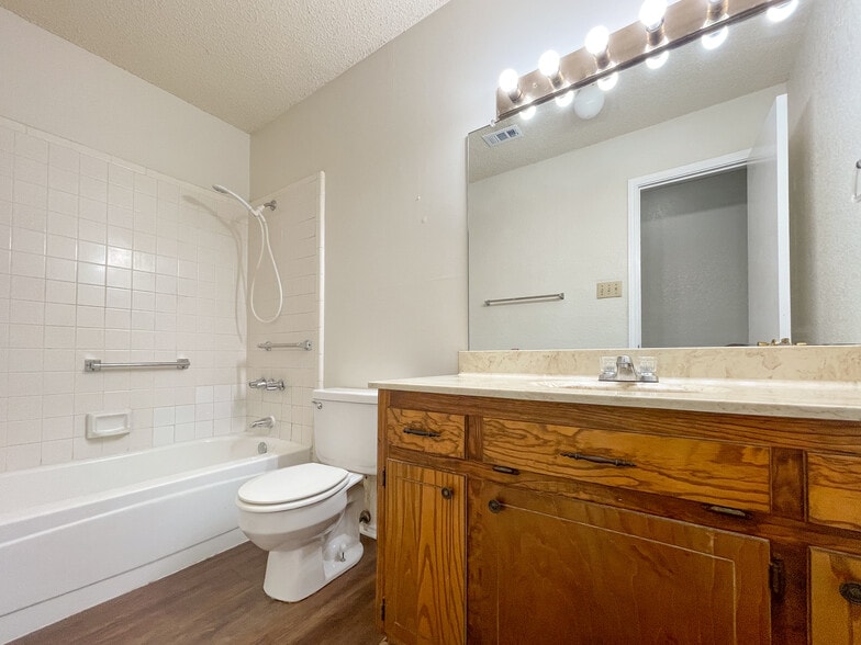 Building Photo - 2000 Ramada Dr