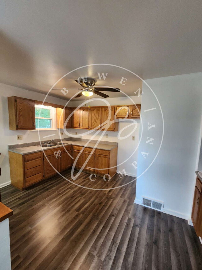 Building Photo - 2-Bedroom Gem! Large kitchen. Convienient ...
