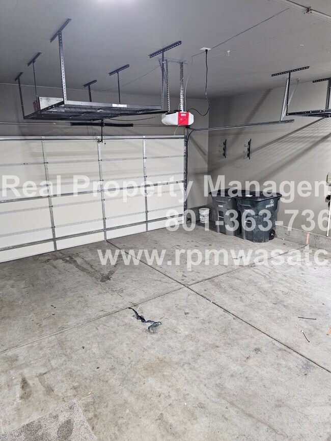 Building Photo - Come Check Out This Newly Updated 5 Bedroom 3 bathroom Home in South Jordan!