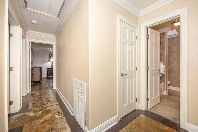 Building Photo - 3 Bedroom 2 Bath Back Bay Luxury Rental Home