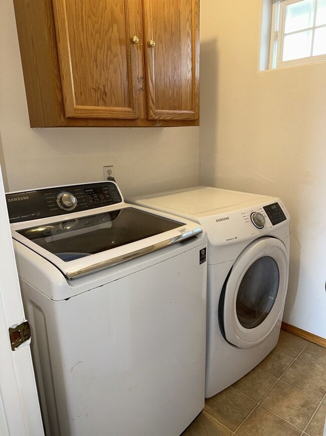 Building Photo - Spacious 3 Bed, 2.5 Bath Home with Fully Fenced Backyard and 2 Car Garage!