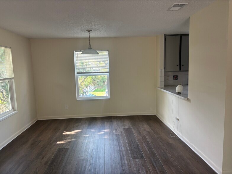 Building Photo - 204 9th St