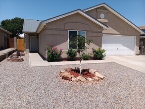 Building Photo - 3 Bedroom, 2 Bathroom Home! Schedule a Showing!