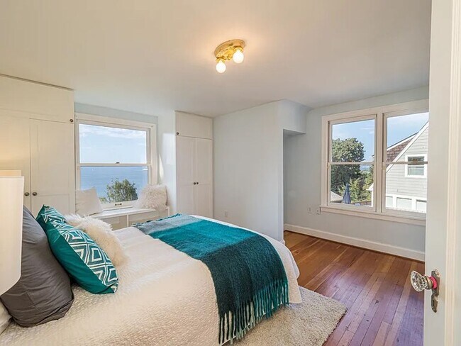 Building Photo - Breathtaking Elliott Bay Views & Sunset Serenity—Steps to Alki Beach!