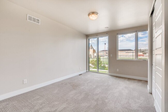 Building Photo - High Street Townhomes 3 bedroom unit with ...