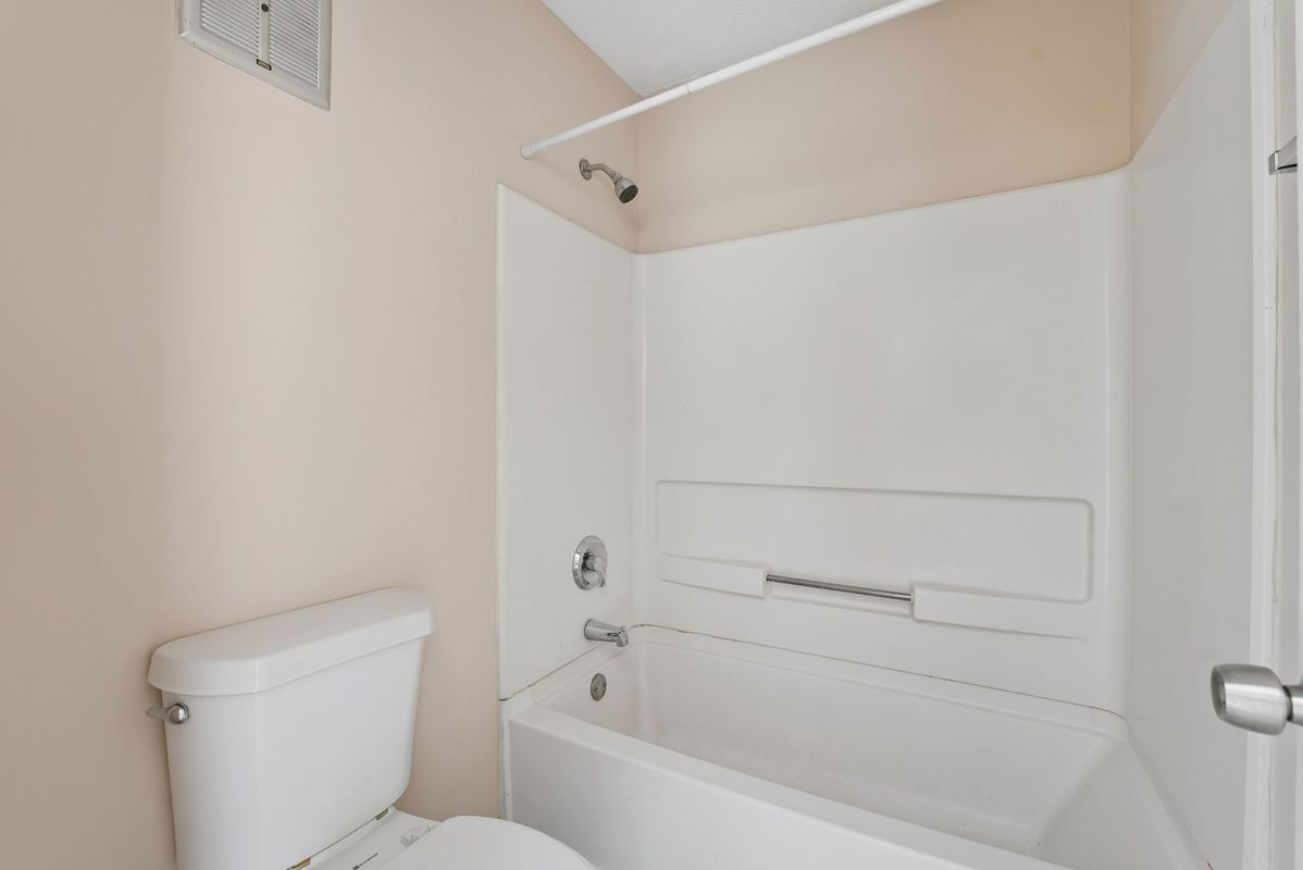 Building Photo - 293 Country Club Dr