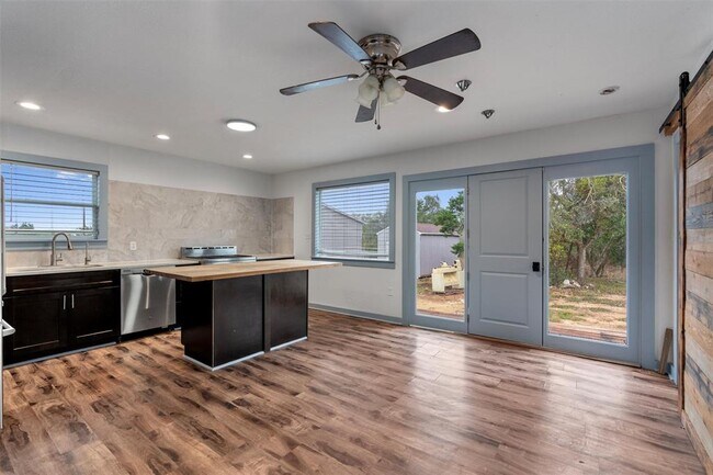 Building Photo - 1100 High Rd