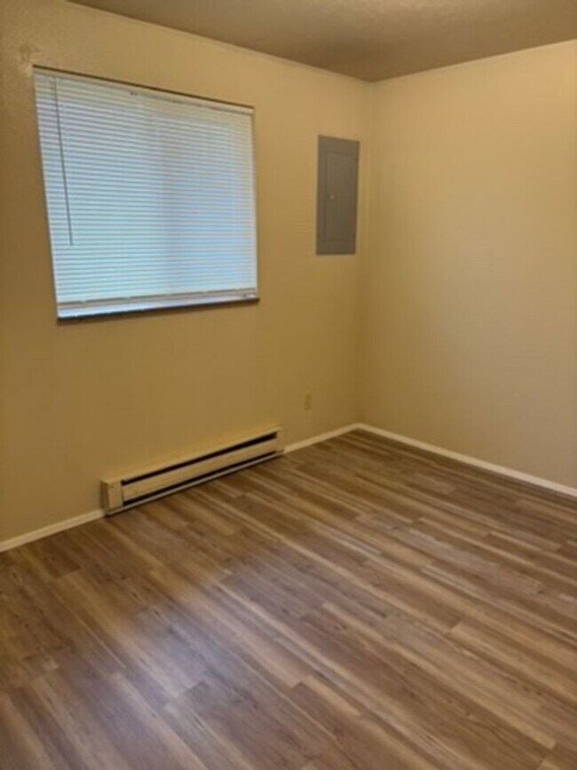 Building Photo - MP149 - 1014-1016 E Crown Ave