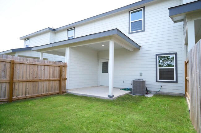 Building Photo - Hunters Ranch Beauty! 3 Bedroom 2 1/2 Bath Townhome