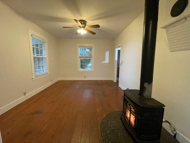 Building Photo - Charming and Cozy Home In Scenic North Whidbey