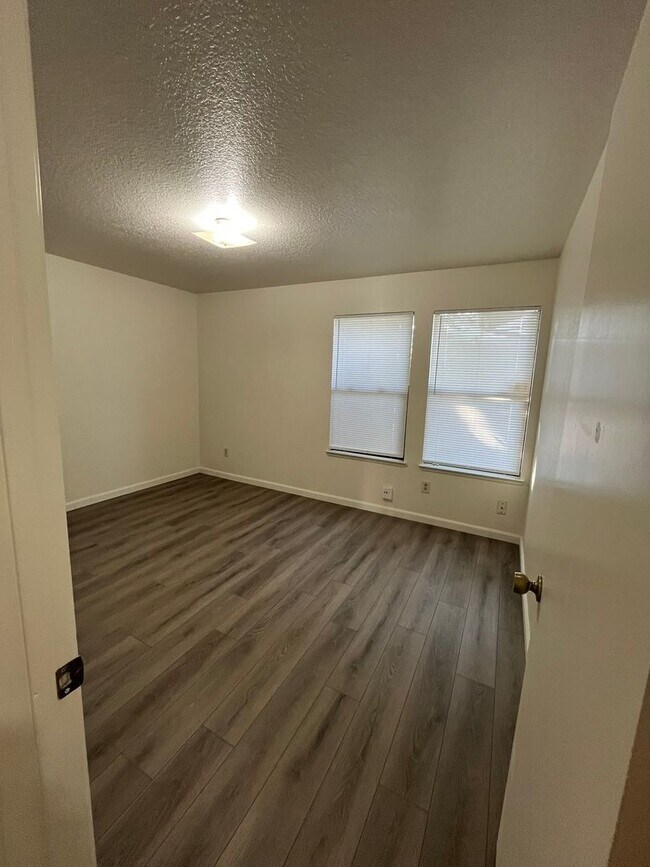 Building Photo - LIL112