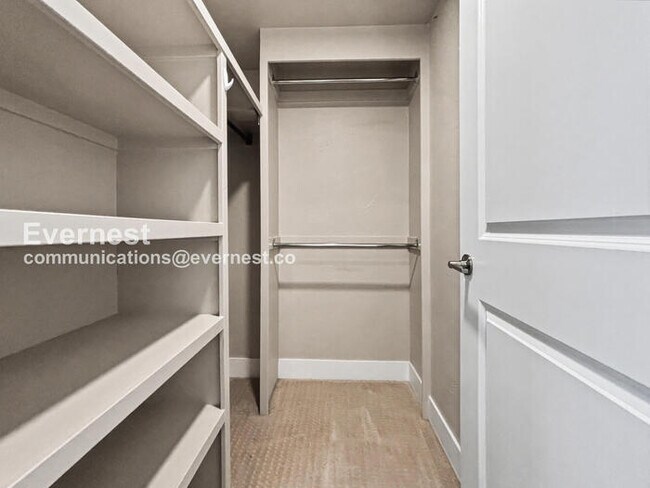 Building Photo - 3 Bed, 3.5 Bath Townhouse with Garage