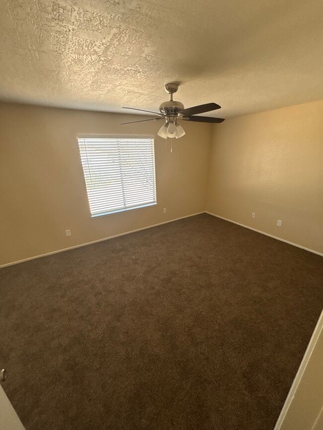 Building Photo - DESIRABLE MESA LOCATION