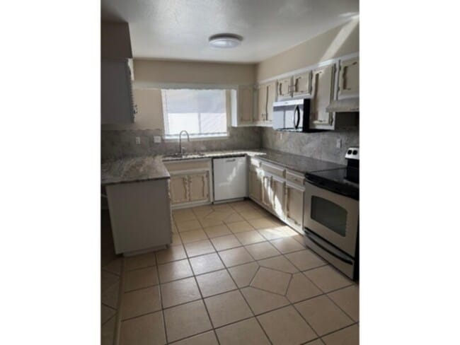 Building Photo - Grand