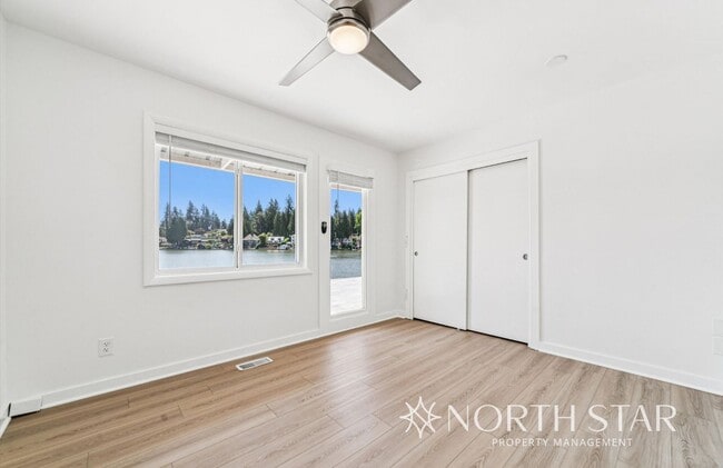 Building Photo - Newly renovated stunning lakefront home.