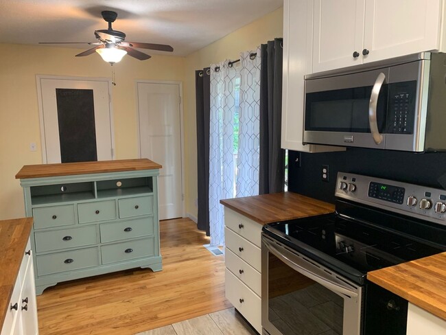 Building Photo - 4 Bedrooms, 2 Bathrooms, Daylight Ranch wi...
