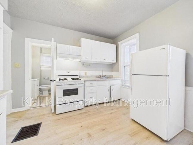 Building Photo - 635 Hazel St