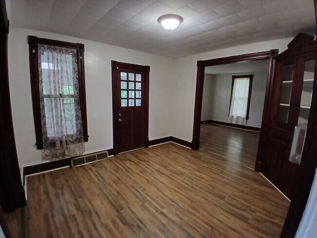 Building Photo - 306 N Elm Ave