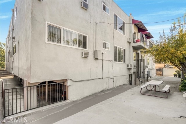 Building Photo - 6643 De Longpre Ave