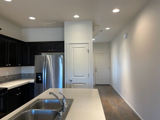 Building Photo - BEAUTIFUL 3 Bedroom 2.5 Bath Home! High Ce...