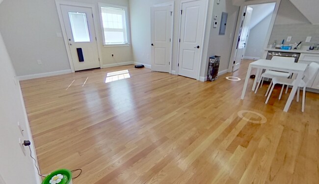 Building Photo - 9/1 - No Fee! Renovated 3BR/2BA w/laundry in unit