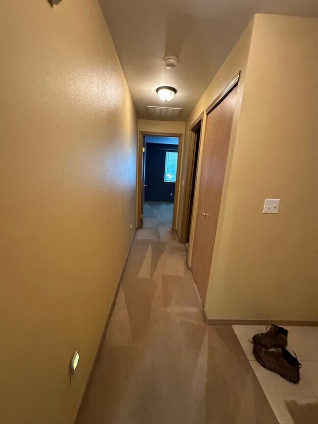 Building Photo - 3 BedRoom , 2 Bathroom , 2 Car Garage , AC