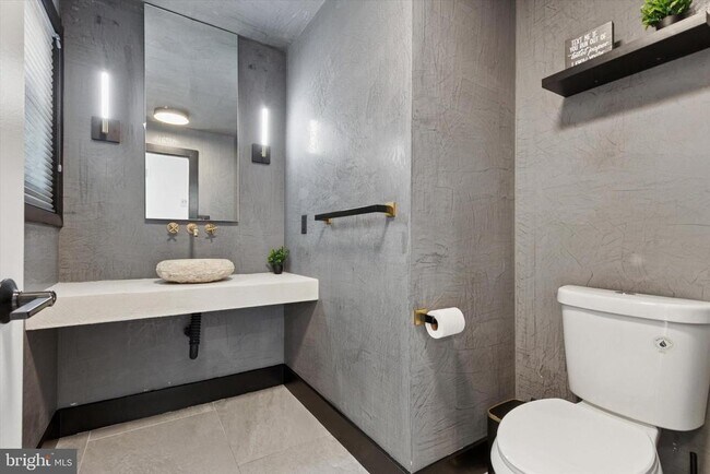 Building Photo - 1220 Valley Rd