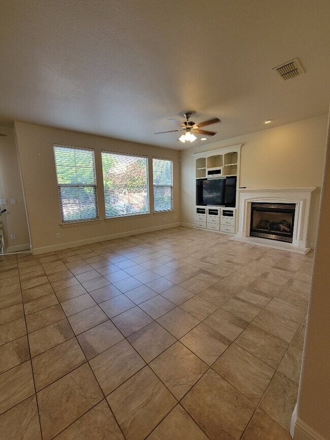 Building Photo - Beautiful 5 bedroom home in Empire Ranch