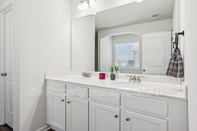 Building Photo - 566 Skye Dr