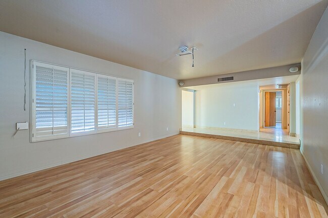 Building Photo - Move in Ready! 3 Bedrooms, 3 Bathrooms & P...