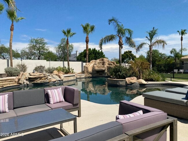 Building Photo - 10754 E Laurel Ln