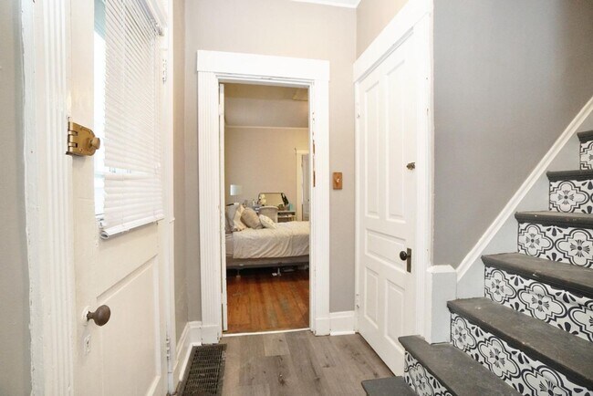 Building Photo - Awesome 4 Bed/ 2 Full Bath on Fairview Min...
