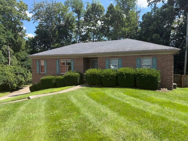 Building Photo - 1112 Pepperhill Cir
