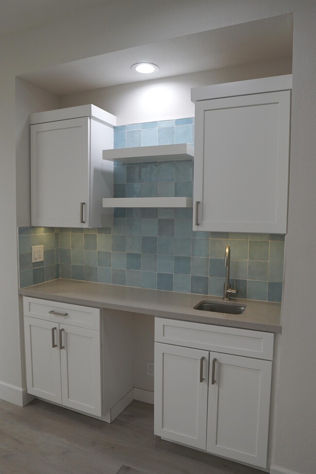 Building Photo - 204 N Hermosa Dr