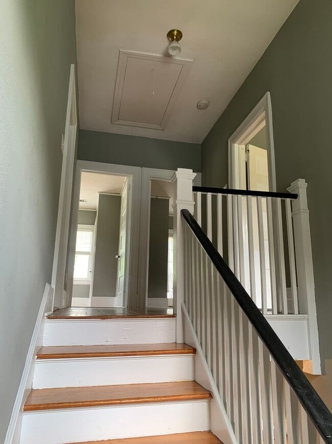 Building Photo - Beautiful Historic 3 Bedroom 2 Bath House on Colonial Drive