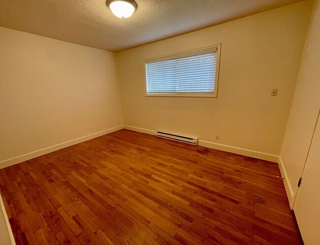 Building Photo - MANF01