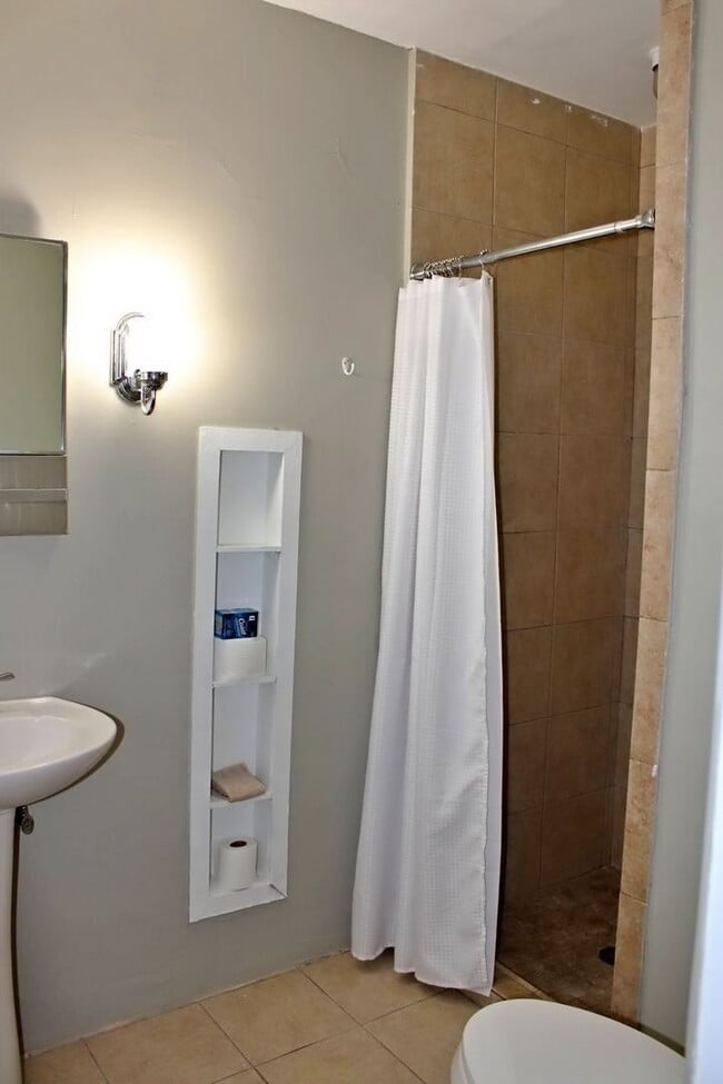 Building Photo - Charming 3-Bedroom Home for Rent in El Pas...