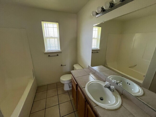 Building Photo - Conveniently Located 2 Bed/1.5 Bath Townho...