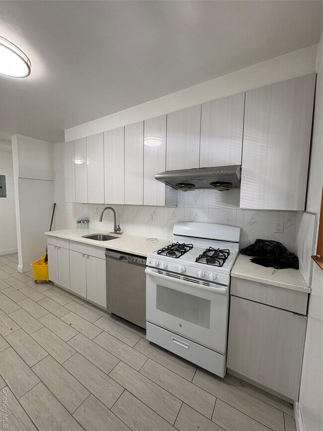 Building Photo - 1826 Mulford Ave