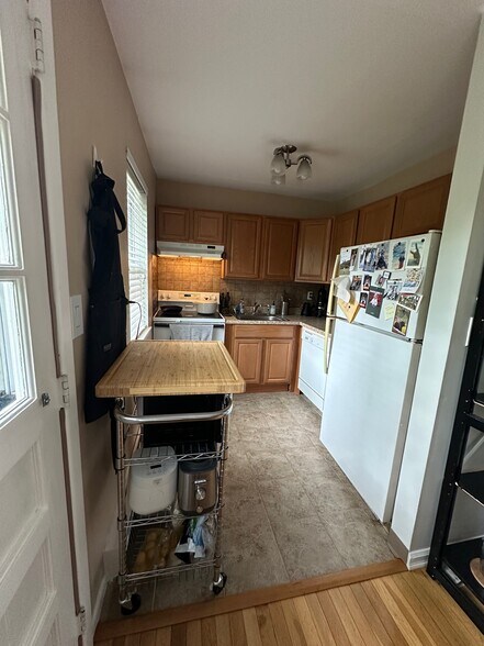 Kitchen - 422 Ringwood Ave