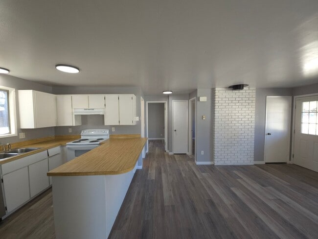 Building Photo - 2 Bed 1 Bath