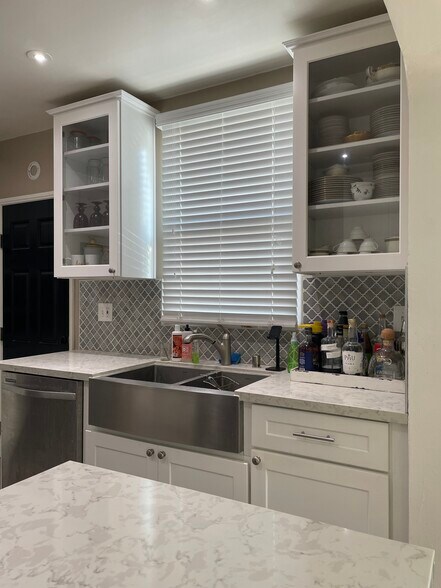 Building Photo - 2348 Warwick Ave