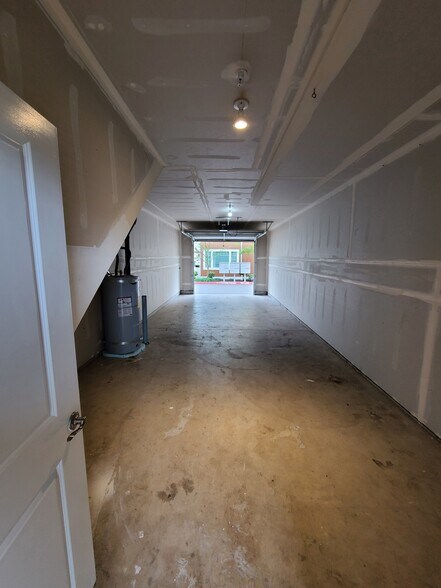 2 Car tandem Garage - 5287 Olympic Dr