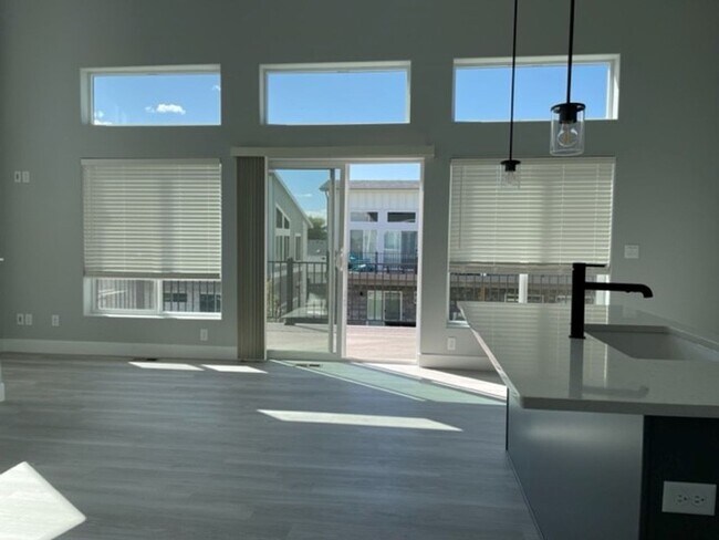 Building Photo - Townhouse For Lease