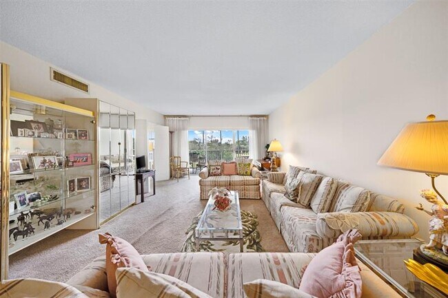 Building Photo - 3000 N Palm Aire Dr