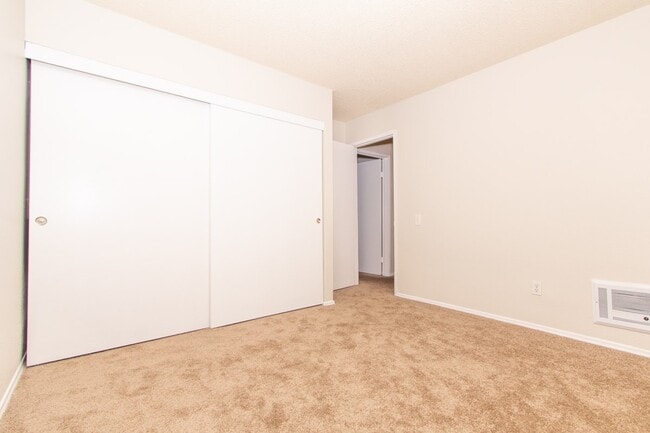 Building Photo - Private 2-bed/2-bath, Corner Location Cond...