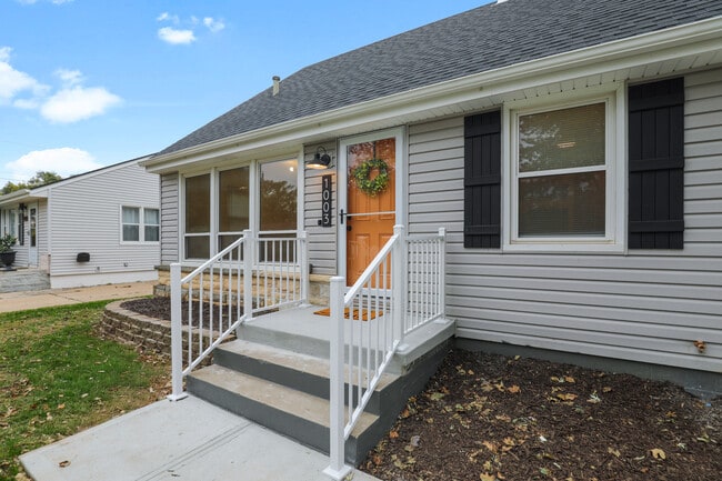 Building Photo - 1003 E Hopkins Dr