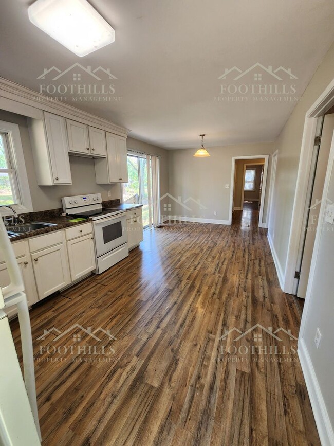Building Photo - Charming 3-Bed Brick Rental Near Schools &...